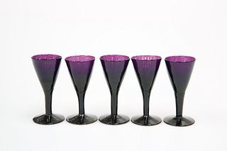 A SET OF FIVE AMETHYST GLASS PORT OR SHERRY GLASSES, SECOND QUARTER 19th CE