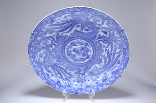 A CHINESE BLUE AND WHITE PORCELAIN CHARGER, painted with a broad band of ph