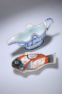 AN 18TH CENTURY CHINESE BLUE AND WHITE SAUCE BOAT, decorated with a fence p