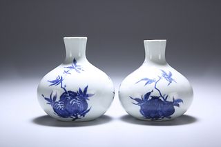 A PAIR OF SMALL CHINESE BLUE AND WHITE PORCELAIN VASES, each painted with p