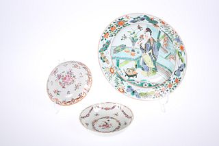A CHINESE FAMILLE VERTE PORCELAIN PLATE, painted with a lady in an interior