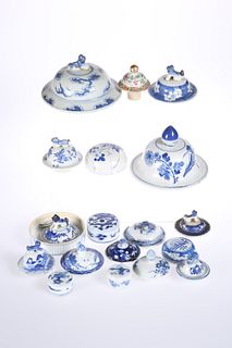 A GROUP OF NINETEEN CHINESE PORCELAIN LIDS, 18TH AND 19TH CENTURIES, eighte