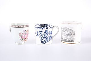 A FIRST PERIOD WORCESTER BLUE AND WHITE COFFEE CUP, with floral prints; tog
