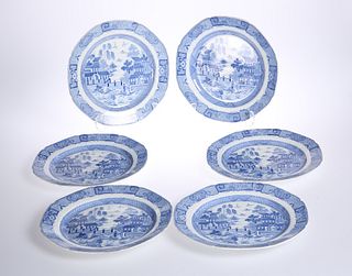 A SET OF SIX ENGLISH PEARLWARE PLATES, c. 1830, IN THE WILLOW PATTERN, poss