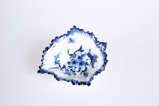 A DERBY PORCELAIN BLUE AND WHITE PICKLE DISH, c. 1770, of leaf shape, with 