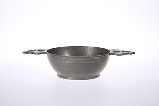AN 18TH CENTURY CONTINENTAL PEWTER PORRINGER, with pierced handles, stamped