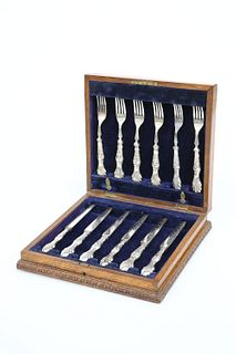 A SET OF SIX EDWARDIAN SILVER-HANDLED DESSERT KNIVES AND FORKS, YATES BROTH
