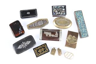 A COLLECTION OF SNUFF BOXES, VINAIGRETTES AND MATCHBOX SLEEVES, including 1