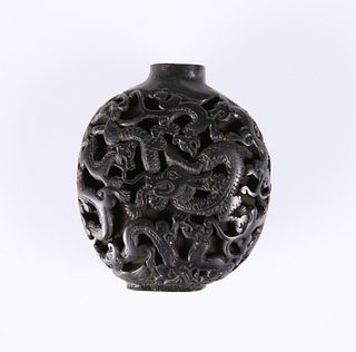 A CHINESE BLACK CINNABAR LACQUER SNUFF BOTTLE, 19TH CENTURY, carved with dr