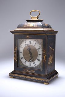 A CHINOISERIE LACQUER MANTEL CLOCK, EARLY 20th CENTURY, the gilt brass dial