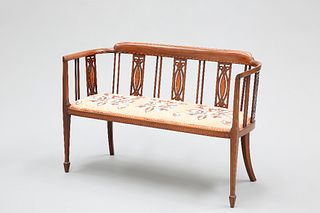 A SMALL EDWARDIAN STRING-INLAID SETTEE, with pierced splats and square-sect