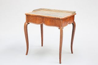 A 19TH CENTURY FRENCH MAHOGANY WRITING DESK, the gilt-tooled leather inset 