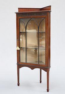 A GEORGIAN STYLE MAHOGANY CORNER CABINET, EARLY 20TH CENTURY, the fluted fr