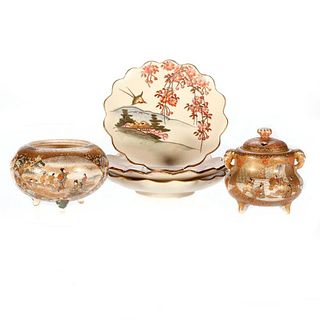 Five pieces of Japanese porcelain.