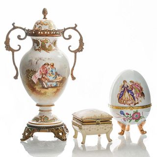 3 DECORATIVE PORCELAIN OBJECTS WITH ROMANTIC SCENES