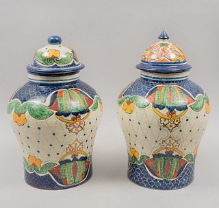Lote de 2 tibores. México, SXX. En cerámica tipo talavera. Decorados con motivos vegetales, florales, orgánicos, geométricos y cestería