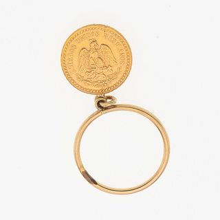 Argolla con moneda en oro amarillo de 14k y 21.6k. Moneda de Dos y medio pesos. Peso: 3.6 g.