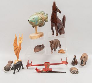 Lote de 13 figuras decorativas. Diferentes orígenes y materiales. Siglo XX. Consta de: bailarina, escarabajo egipcio, abrecartas, otros