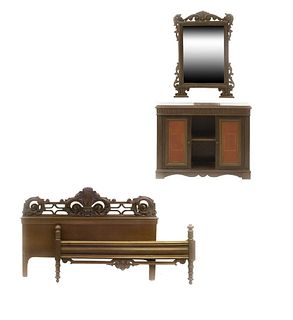 Lote de mobiliario. Siglo XX. En talla de madera. Consta de: Cómoda con espejo y cama matrimonial. 88 x 114 x 32 cm (mayor)