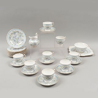 Servicio de té. Inglaterra, siglo XX. Elaborado en porcelana Tuscan acabado brillante con detalles en esmalte dorado. Piezas: 39.