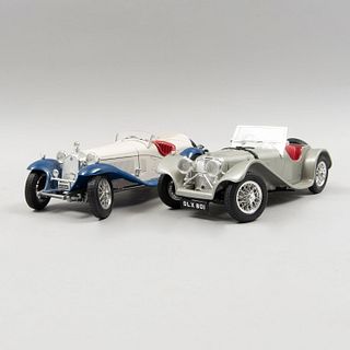Lote 2 de autos a escala. Italia. De Burago. Consta de: a) Jaguar SS 100, 1937, Gris, 1:18. b) Alfa Romeo 2300 Spider, 1932, Azul, 1:16