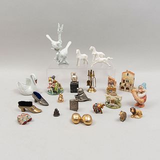Lote 23 de miniaturas. Diferentes orígenes, diseños, marcas y materiales. Consta de: accesorios para chimenea, enano, otros.
