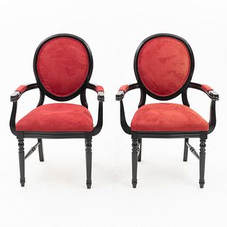 Par de sillones. Siglo XX. En talla de madera. Con respaldos cerrados y asientos en tapicería color rojo.