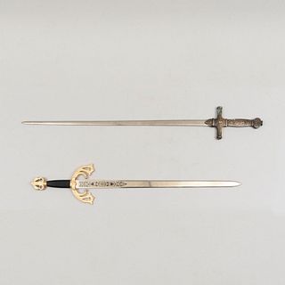 Lote de 2 espadas decorativas. Siglo XX. Elaboradas en metal plateado. Con empuñaduras de bronce. 86 x 12 x 1.5 cm (mayor)
