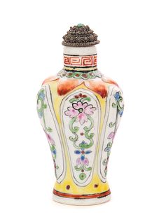 Chinese Famile Rose Porcelain Snuff Bottle