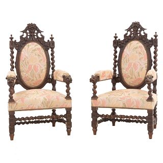 Par de sillones. Francia. Siglo XX. En talla de madera de roble. Con respaldos cerrados y asientos acojinados en tapicería floral.