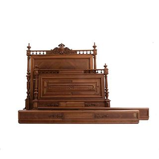 Cama matrimonial. Francia. Siglo XX. Estilo Enrique II. En talla de madera de nogal. Con cabecera, piecera y largueros.