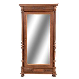 Armario. Francia. Siglo XX. Estilo Enrique II. En talla de madera nogal. Con puerta abatible con espejo. 216 x 117 x 54 cm.