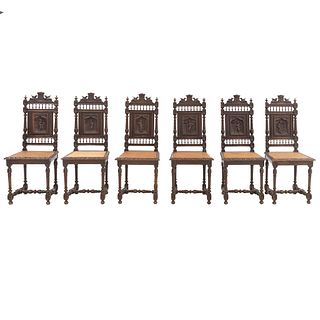 Lote de 6 sillas. Francia. Siglo XX. Estilo Bretón. En talla de madera de roble. Con respaldos semiabiertos y asientos de bejuco.