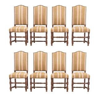 Lote de 8 sillas. Francia. Siglo XX. Estilo Luis XIII. En talla de madera de roble, Con respaldos cerrados y asientos tapicería rayada.