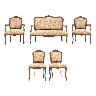 Sala. Francia. Siglo XX. Estilo Luis XV. En talla de madera de nogal. Consta de: loveseat, 2 sillones y 2 sillas. Piezas: 5.