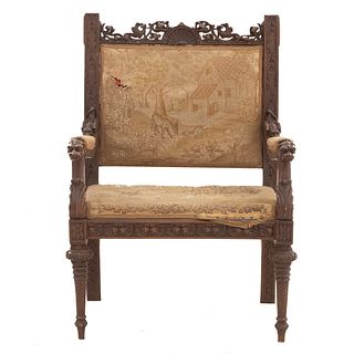 Sillón. Francia. Siglo XX. En talla de madera de nogal. Con respaldo cerrado y asiento a manera de gobelino.
