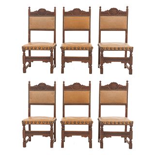 Lote de 6 sillas. Francia. Siglo XX. Estilo Enrique II. En talla de madera de roble. Con respaldos semiabiertos y asiento tipo piel.
