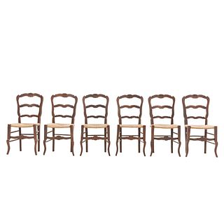 Lote de 6 sillas. Francia. Siglo XX. Estilo Luis XV. En talla de madera de nogal. Con respaldos escalonados y asientos de palma.