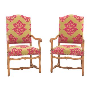 Par de sillones. Francia. Siglo XX. En talla de madera de nogal. Con respaldos cerrados y asientos en tapicería color verde y rosa.