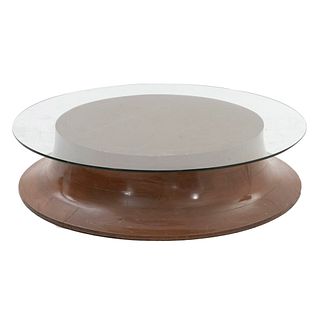Mesa de centro. SXX. En talla de madera. Con cubierta circular de vidrio. Decorada con aplicaciones de metal dorado. 28 x 120 cm. Ø