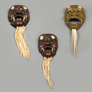 LOTE DE EMPEÑOS CON PRECIOS DE RECUPERACIÓN. Lote de 3 máscaras japonesas para teatro Noh. Japón. Primera mitad del Siglo XX.