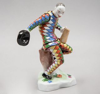 Figura de arlequín. Alemania, inicios del siglo XX. Elaborado en porcelana Sächsische Porzellanmanufaktur Dresden acabado brillante.
