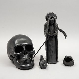 Lote de 4 piezas. México. Siglo XX. Elaborados en barro negro. Consta de: Santa Muerte, cráneo, ave y rana.