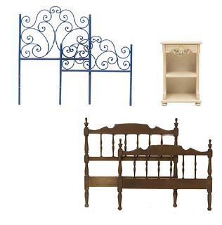 Lote de 3 muebles. Siglo XX.  En talla de madera y metal color azul. Consta de: Aparador y 2 camas individuales. 89 x 55 x 33 cm.