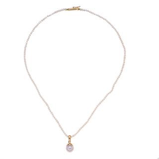 Collar y pendiente con perlas en oro amarillo de 14k. 1 perla cultivada color blanco de 9 mm. Peso: 5.7 g.