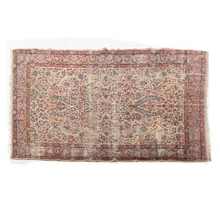 Tapete. Siglo XX. Estilo Mashad. Elaborada en fibras de lana y algodón. Decorada con elementos vegetales. 292 x 200 cm