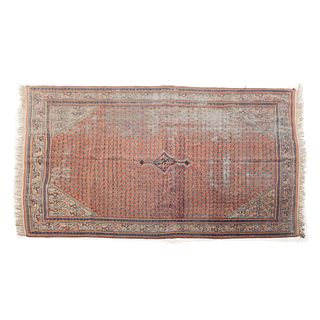 Tapete. Siglo XX. Estilo Indo Mir. Elaborado en fibras de lana y algodón. Decorada con medallón central. 280 x 190 cm.