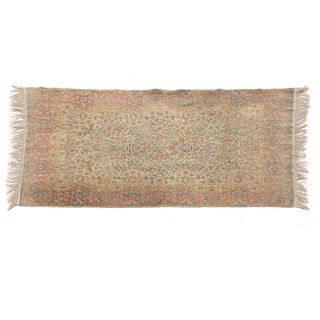 Tapete. Siglo XX. Estilo Mashad. Elaborada en fibras de lana y algodón. Decorada con elementos vegetales. 170 x 85 cm.
