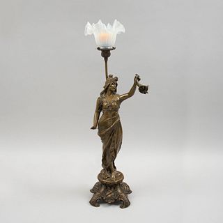 Lámpara de mesa, con alegoría de la musa de la abundancia. Estilo Art Nouveau. Fundición en antimonio patinado.