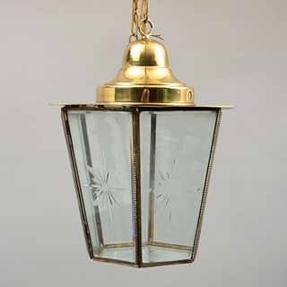 Lámpara de techo. Siglo XX. Diseño a manera de farol. En metal dorado. Electrificada para una luz. Con pantallas de vidrio biselado.